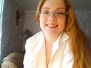 Рыженькая в очках с игрушкой