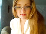 Рыженькая в очках с игрушкой