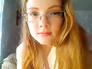 Рыженькая в очках с игрушкой