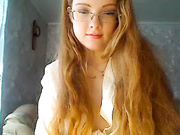 Рыженькая в очках с игрушкой