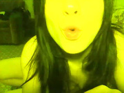 Брюнетка на диване