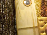 VelmaSky мажет себя маслом