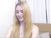 красивая девочка натирает киску