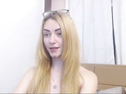 красивая девочка натирает киску