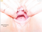 MoonChristine показывает дырень