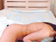 Брюнетка с игрушкой