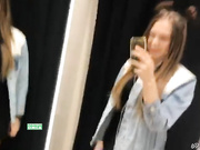 Liliya_Rey показывает себя в примерочной