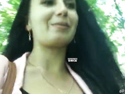 Вaaayyyy играет с киской в парке