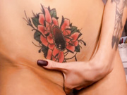 DONTKILLMYVIBE крутит попкой, показывает сиськи и киску