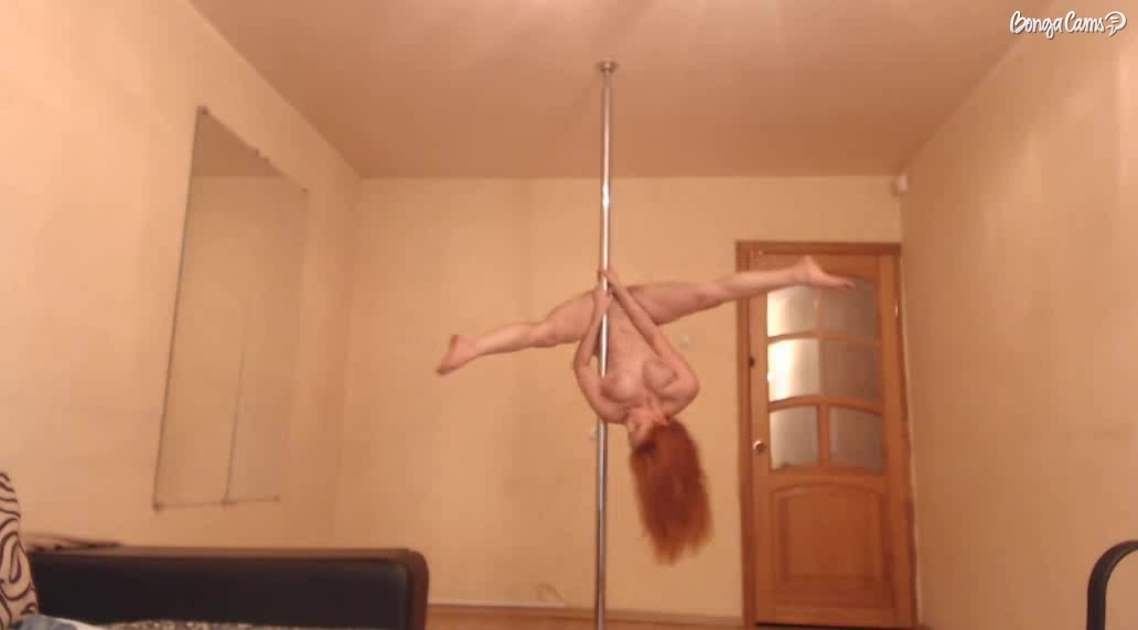 Aariella на шесте машет сиськами и попой