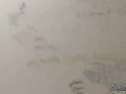 трахает себя в туалете и кончает