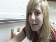 трахает себя в туалете и кончает