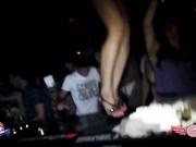 Пьяная шалава танцует в клубе