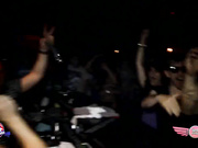 Пьяная шалава танцует в клубе