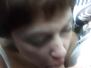 МИЛФ проститутка в машине отсасывает