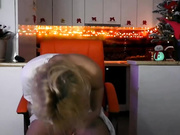 скромная KiraDivine играет с киской