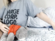 Kira трахает свою киску