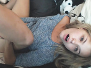 красивая девочка ласкает себя и показывает сиси