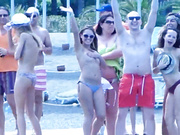 Devchata s COMEDI WOMAN ustroili na proschanie striptiz.720