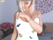 sunnydominica оголила грудь