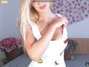 sunnydominica оголила грудь