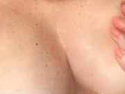 Alianakiss мнет соски