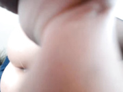 Kira трахает себя дилдо