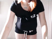 мамка показывает большие груди