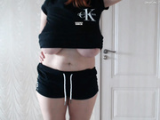 мамка показывает большие груди