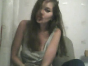 Машка поазывает сиськи