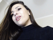 syka001 - показывает свою киску