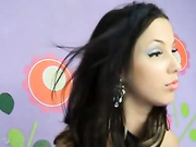 модель мастурбирует