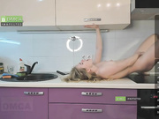 -Elisa- трахает себя пальчиками на кухне