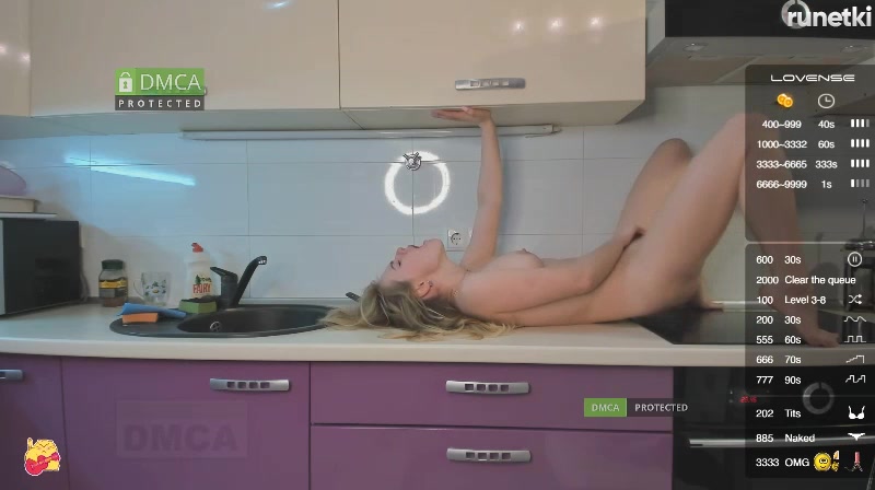 -Elisa- трахает себя пальчиками на кухне