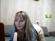 PrettyDi игриво сосёт дилдо