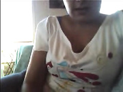 Флиртует на камеру