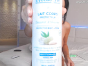 Milla_via обмазала себя лосьоном