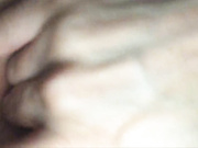 Малышка играется