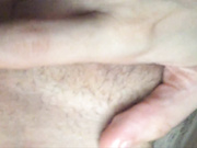 Малышка играется