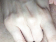 Малышка играется