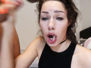 Shaiden показывает глубокую глотку и лижет жопу