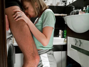 Соня сосет хуй в туалете