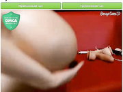 Кудрявая трахает себя в попку