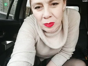 -LIKA-LIKA- дрочит в машине,кончает