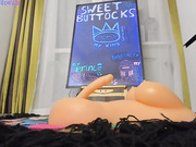 SweetButtocks - развлекается с силиконовым трансом
