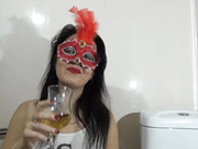 Русская шлюха разговаривает  сосет и пьет мочу