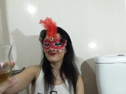 Русская шлюха разговаривает  сосет и пьет мочу