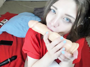 Katya_Letova долбит рот игрушкой