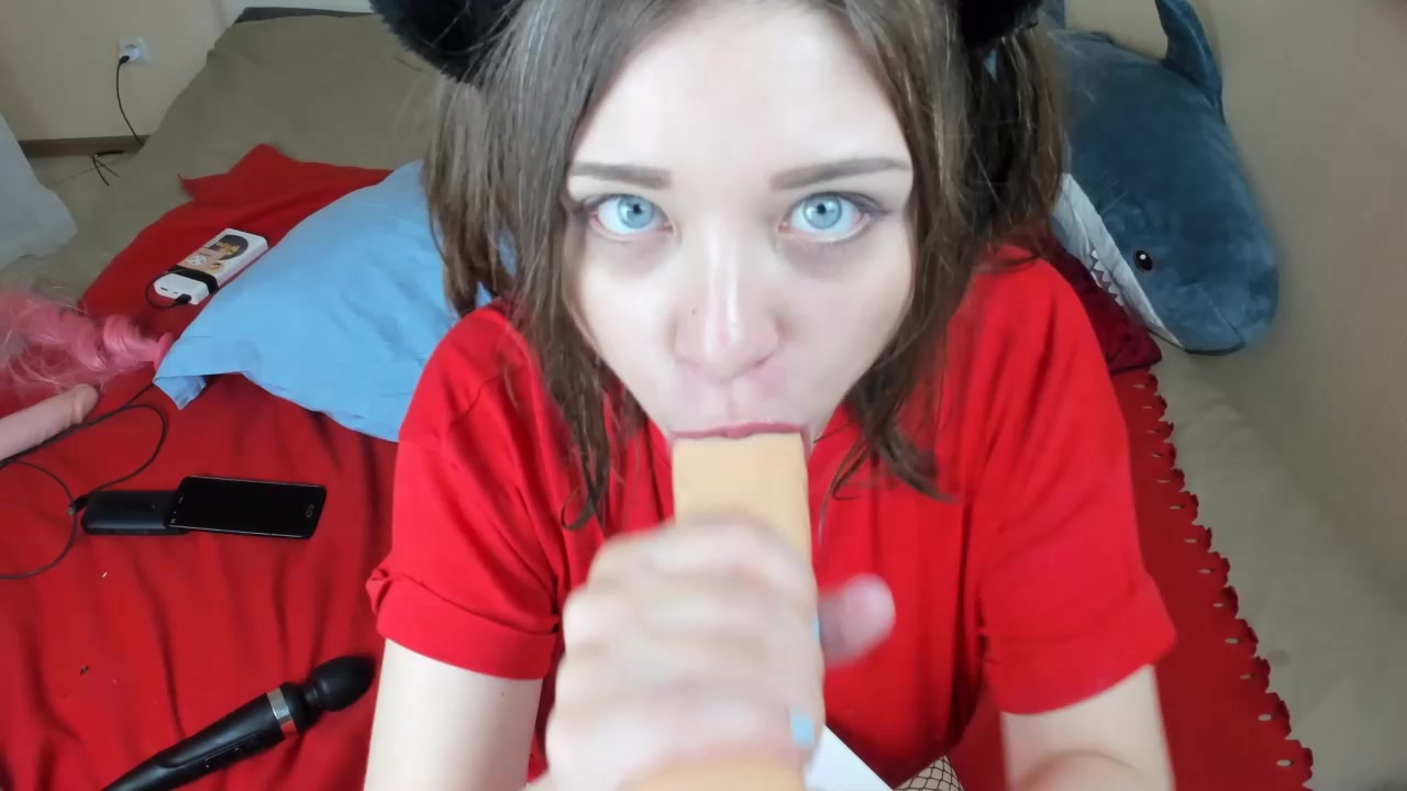Katya_Letova долбит рот игрушкой