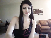 Красивая брюнетка стала рачком перед вэбкой